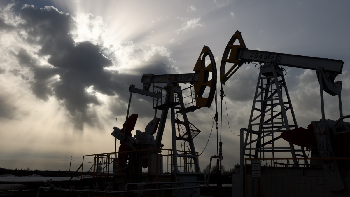 Кулеба закликає переглянути стелю цін на нафту, аби скоротити доходи Росії