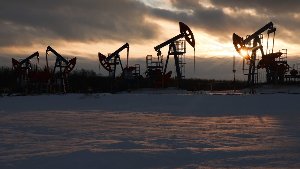 Країни ОПЕК+ продовжили скорочення видобутку нафти